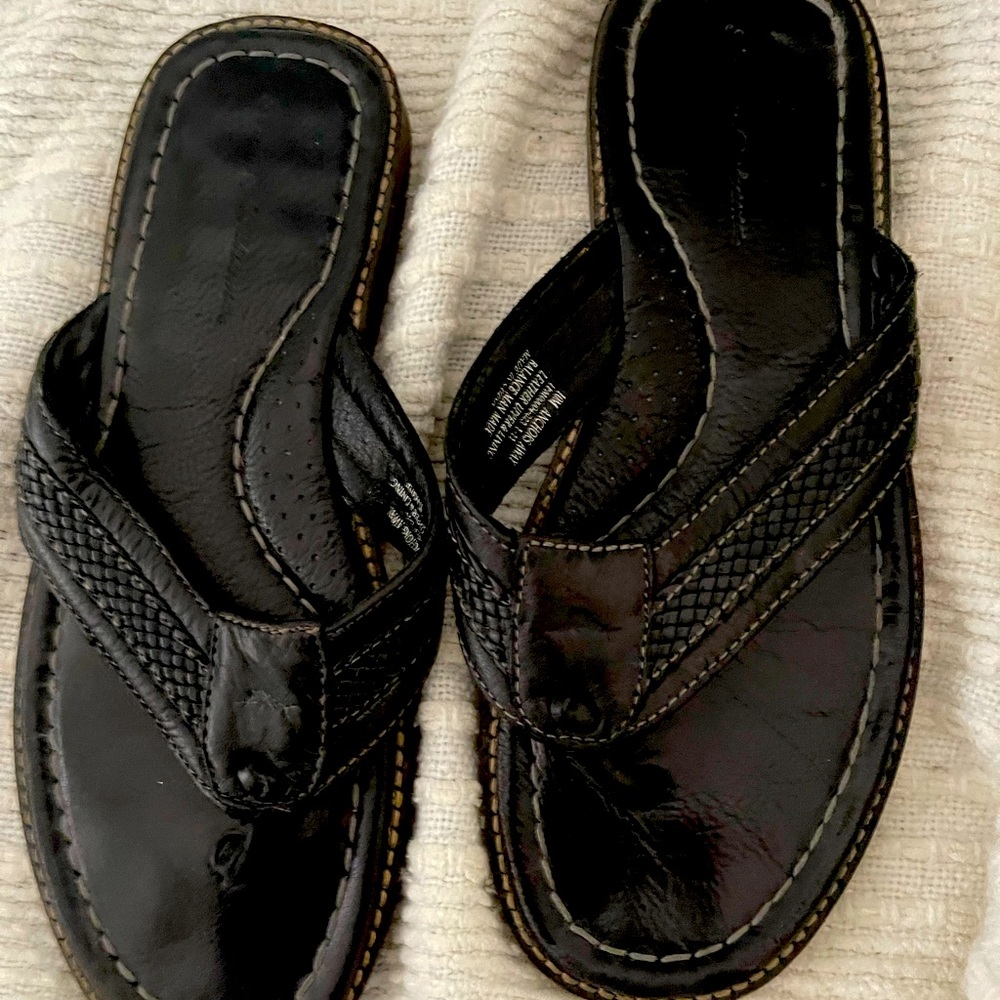 2 sets of Size 10 Tommy Bahama flip flops
